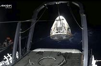 A mentőcsapatok kiemelik és rögzítik a SpaceX Dragon kapszulát, miután az a Mexikói-öbölben landolt, Florida Panhandle partjainál, 2023. május 30-án