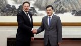 Le ministre chinois des affaires étrangères Qin Gang, à droite, pose pour des photos avec Elon Musk (30 mai 2023)..