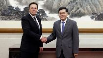 El ministro de Asuntos Exteriores de China, Qin Gang con el consejero delegado de Tesla Ltd., Elon Musk, en Pekín, el martes 30 de mayo de 2023
