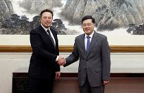 Le ministre chinois des affaires étrangères Qin Gang, à droite, pose pour des photos avec Elon Musk (30 mai 2023)..