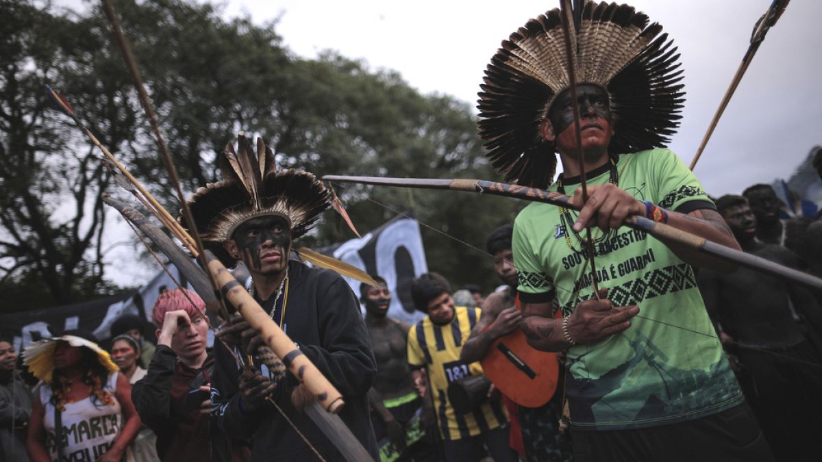 السكان الأصليون يحتجون على التشريع المقترح للحد من ترسيم أراضي السكان الأصليين، ضواحي ساو باولو، البرازيل، 30 مايو 2023