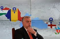 Премьер-министр Венгрии Виктор Орбан на фоне карты с изображением стран, подписавших соглашение о стратегическом энергетическом партнерстве, 17 декабря 2022 года.