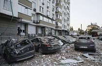 un edificio de apartamentos de varios pisos que resultó dañado en Kiev, Ucrania, martes 30 de mayo de 2023.