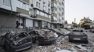 un edificio de apartamentos de varios pisos que resultó dañado en Kiev, Ucrania, martes 30 de mayo de 2023.