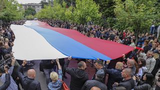 Szerb zászlót lengető tüntetők Észak-Koszovóban