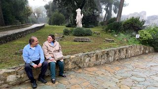Rosario y su pareja Antonio en las ruinas romanas de Itálica, en Sevilla, donde Antonio trabaja como jardinero.