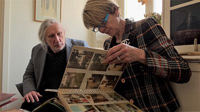 Kjell Sundstedt und seine Cousine durchblättern das Familienalbum