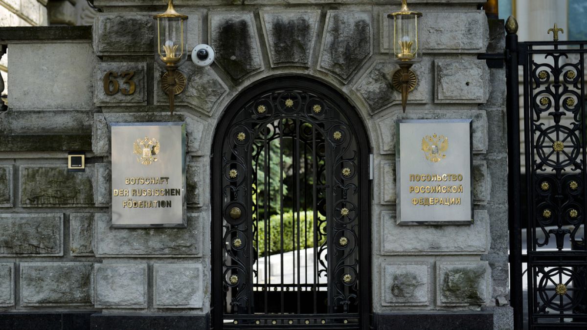 Eingang der russischen Botschaft in Berlin. Sie bleibt zwar erhalten, doch auch hier wird man sich mit der Schließung der Konsulate auseinandersetzen müssen. 