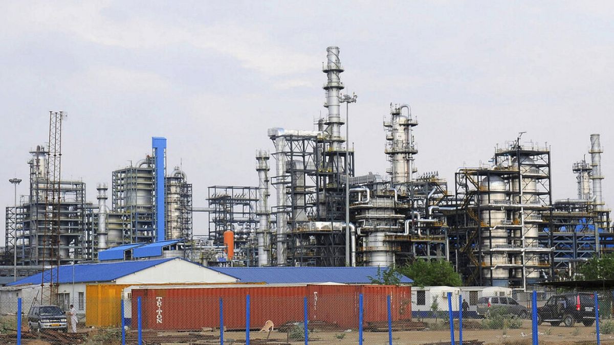 Hindistan'ın kuzeyindeki Pencap eyaletinin Bathinda kenti yakınlarında Guru Gobind Singh petrol rafinerisi