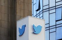 شعار شركة تويتر خارج مقر الشركة في سان فرانسيسكو، الولايات المتحدة.