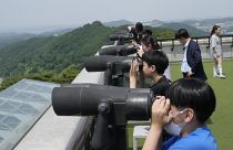 طلاب يشاهدون الجانب الكوري الشمالي من موقع Unification Observation Post في باجو كوريا الجنوبية الأربعاء 31 مايو 202