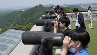 طلاب يشاهدون الجانب الكوري الشمالي من موقع Unification Observation Post في باجو كوريا الجنوبية الأربعاء 31 مايو 202