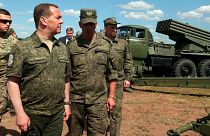 بازدید دیمیتری مدودف (نفر دوم از سمت چپ) از یک پادگان نظامی در منطقه اورنبورگ روسیه به تاریخ پنجم اوت ۲۰۲۲