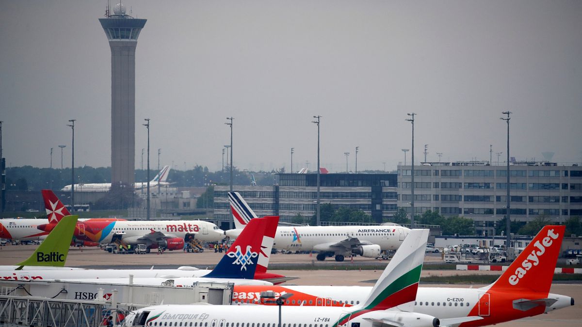 Flugzeuge auf der Rollbahn des Pariser Flughafens Charles de Gaulle in Roissy in der Nähe von Paris.