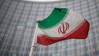 پرچم ایران مقابل مقر آژانس بین‌المللی انرژی اتمی