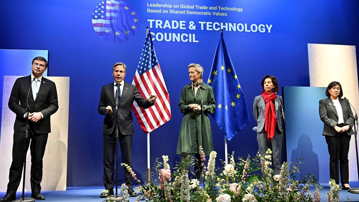المفوضة الأوروبية مارغريتي فيستاغر مع وزير الخارجية الأمريكي أنتوني بلينكن خلال مؤتمر صحفي في السويد  