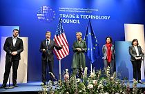المفوضة الأوروبية مارغريتي فيستاغر مع وزير الخارجية الأمريكي أنتوني بلينكن خلال مؤتمر صحفي في السويد  
