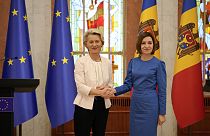 AB Komisyonu Başkanı Ursula von der Leyen (solda), Moldova Cumhurbaşkanı Maia Sandu ile Kişinev'de ortak basın toplantısı düzenledi