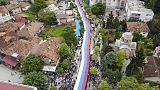 Manifestantes serbios sostienen una bandera serbia gigante durante una protesta en la ciudad de Zvecan, en el norte de Kósovo, el miércoles 31 de mayo de 2023. 