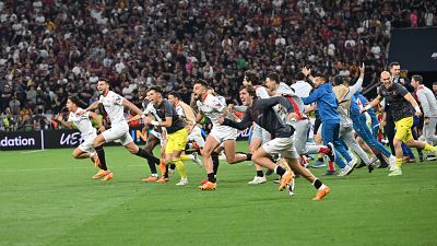 A Sevilla játékosainak öröme a mindent eldöntő 11-es után a labdarúgó Európa-liga döntőjében a budapesti Puskás Arénában 2023. május 31-én.