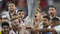 Οι παίκτες της Σεβίλης πανηγυρίζουν την κατάκτηση του Europa League