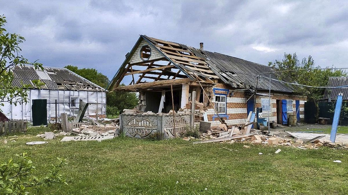 Belgorod bölgesinde bombardıman sonrası hasar gördüğü iddia edilen bir ev