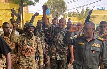 قائد الجيش عبد الفتاح البرهان أثناء زيارته لبعض مواقعهم في الخرطوم