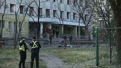 La policía inspecciona un edificio dañado por un ataque nocturno ruso en Kiev, Ucrania, el jueves 1 de junio de 2023.