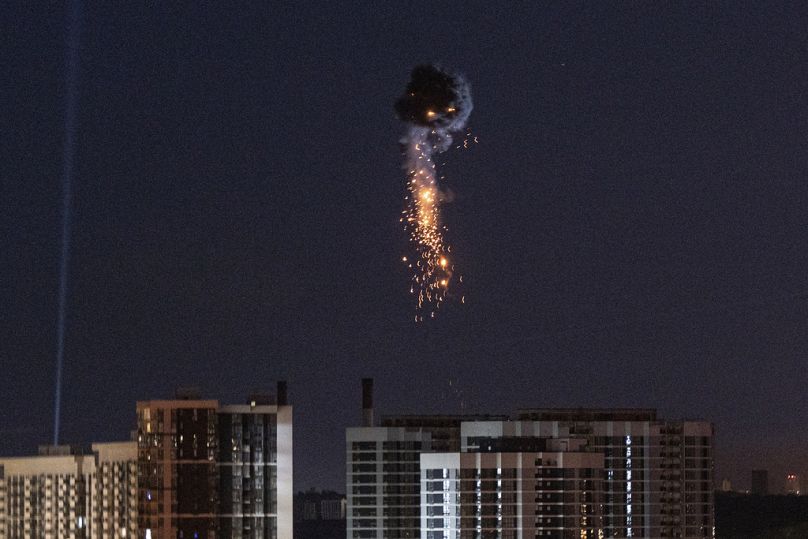 La defensa aérea ucraniana intercepta un dron Shahed en el aire en el tercer ataque aéreo ruso a la capital en las últimas 24 horas en Kiev, Ucrania, el martes 30 de mayo.