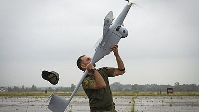 Un soldado ucraniano lanza un FlyEye WB Electronics SA, un dron de reconocimiento polaco