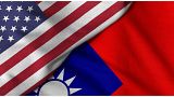 العلم الأمريكي إلى جانب علم تايوان
