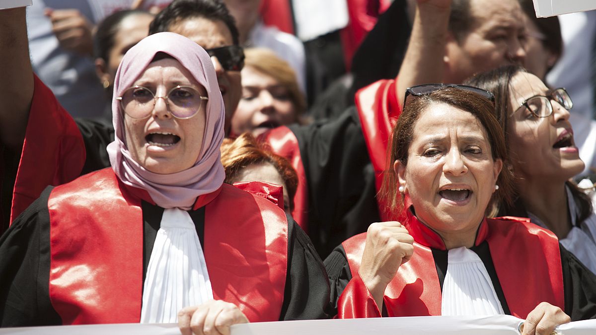 قاضيات وقضاة معتصمين أمام قصر العدالة في العاصمة تونس احتجاجا على مرسوم رئاسي