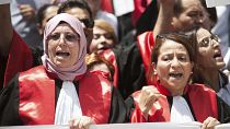 قاضيات وقضاة معتصمين أمام قصر العدالة في العاصمة تونس احتجاجا على مرسوم رئاسي