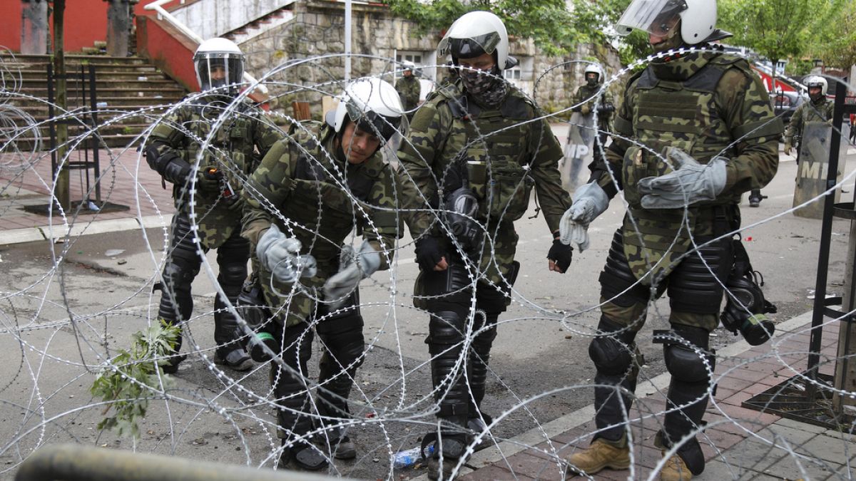 KFOR-katonák a biztonság érdekében szögesdrótot húztak ki Zvecsánban 