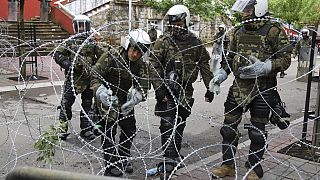KFOR-katonák a biztonság érdekében szögesdrótot húztak ki Zvecsánban
