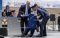 Joe Biden tropeça e cai na Academia da Força Aérea