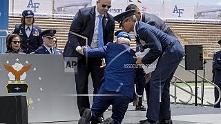 Joe Biden tropeça e cai na Academia da Força Aérea