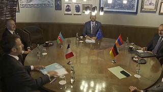 Ο πρωθυπουργός της Αρμενίας Nikol Pashinyan και ο πρόεδρος του Αζερμπαϊτζάν Ilham Aliyev συναντήθηκαν στο περιθώριο της Συνόδου Κορυφής της Ευρωπαϊκής Κοινότητας