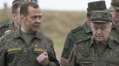 نائب رئيس مجلس الأمن الروسي دميتري ميدفيديف، إلى اليسار، نائب وزير الدفاع الروسي نيكولاي بانكوف
