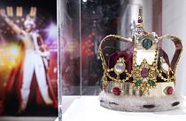 La couronne de Freddie Mercury, auteur-compositeur-interprète britannique, est exposée lors de l'avant-première médiatique de la vente "Freddie Mercury : A World of His Own.