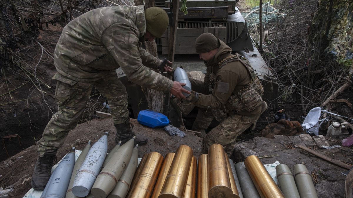 Ukraynalı askerler Donetsk bölgesinde Rus güçleriyle şiddetli çatışmaların yaşandığı Chasiv Yar'da kundağı motorlu obüs mermileri hazırlıyor