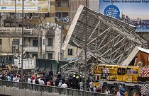 سقوط لوحة إعلانية على جسر 6 أكتوبر في القاهرة بسبب العاصفة