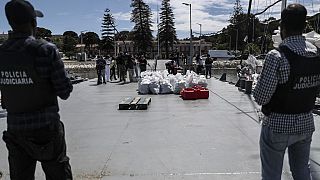 Des sacs contenant environ une tonne de cocaïne, saisis lors d'une opération de lutte contre le trafic international de drogue, à la base navale de Lisbonne, le 1er juin 2023 