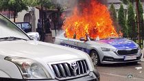Un coche de la policía kosovar arde en llamas en Zvecan, al norte de Kosovo, el pasado 26 de mayo.