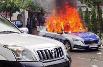 Un coche de la policía kosovar arde en llamas en Zvecan, al norte de Kosovo, el pasado 26 de mayo.
