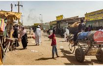 سودانيون في سوق سيتا (السوق السادس) في جنوب الخرطوم في 1 يونيو 2023.