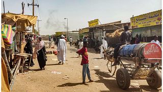 سودانيون في سوق سيتا (السوق السادس) في جنوب الخرطوم في 1 يونيو 2023.