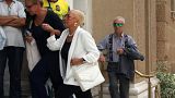 Η Νόνικα Γαληνέα προσέρχεται στη νεκρώσιμο ακολουθία στον Ιερό Ναό Αγίου Διονυσίου του Αρεοπαγίτου, στην κηδεία της Ζωής Λάσκαρη