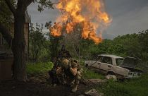 Tir de mortier par un soldat ukrainien sur la ligne de front à Bakhmout, le 28 mai 2023