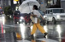 سيدة يابانية تحمل مظلة في كاواساكي بالقرب من طوكيو، اليابان. 